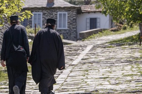 Δύο μοναχοί περπατούν στο Άγιον Όρος.