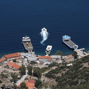 Τα πλοία αναχωρούν από τη Δάφνη, το λιμάνι του Αγίου Όρους.