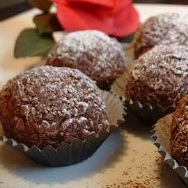 Τρούφες με Σταφίδες