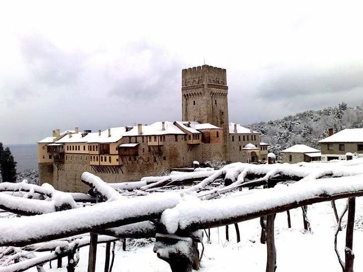 Ιερά Μονή Καρακάλλου καλυμμένη από χιόνια