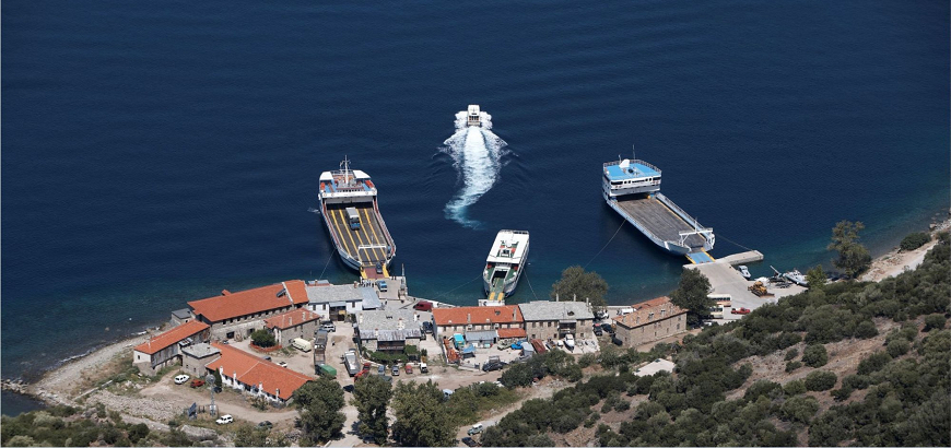 Τα πλοία αναχωρούν από τη Δάφνη, το λιμάνι του Αγίου Όρους.