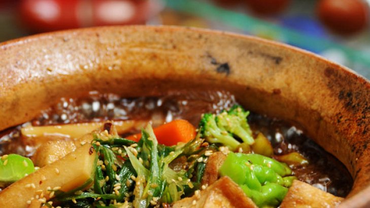 Λαχανικά σε Πήλινο Σκεύος με Κάλυμα