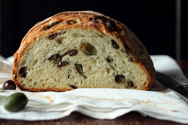 Olive Bread (Eleopsomo)